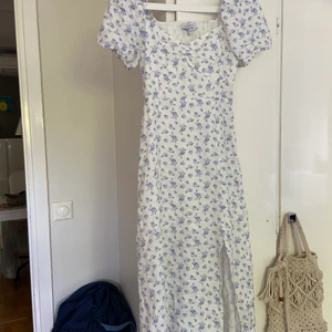 Klänning & Other Stories - Säljer min fina klänning från & Other stories, kommer tyvärr inte till användning. Använd endast 1 gång, frakt ingår ej. Nypris 900kr. 