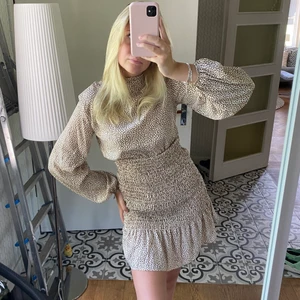 Ursnygg klänning - Säljer nu denna ursnygga, sandroliknande klänning som jag bara använt vid 1 enskaka tillfälle! Älskar denna men kommer tyvärr inte till användning och är i behov utav pengarna😞🕺🏼 storlek s. Jag är 170 cm. Skriv vid frågor eller funderingar ❤️‍🔥 frakt 48kr 