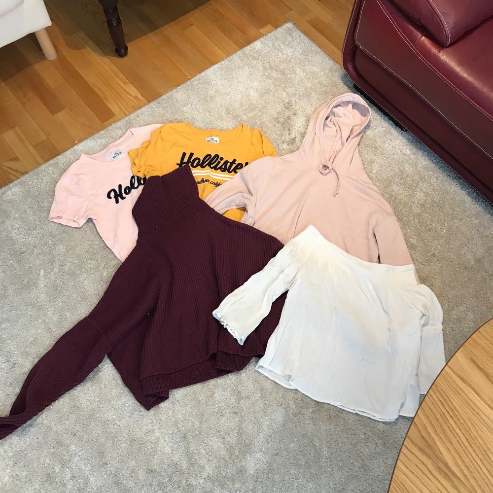 8 plagg i fint skick som jag säljer i ett klädpaket, då de inte kommer till anspänning🥰innehåller kläder från bland annat Hollister, ginatricot och H&M. Tveka inte, meddela mig gärna vid frågor eller fler bilder💞frakt tillkommer om man inte vill hämta i Täby. . Tröjor & Koftor.