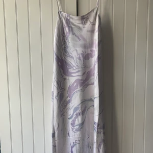 Weekday klänning - Superfin lång weedayklänning i sidematerial som tyvärr inte passade mig som jag önskade!💕 Helt ny och bara testad. Storlek s men passar nog i stort sätt alla storlekar💕💕 Nypris 500kr