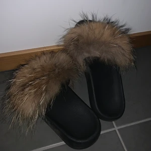 Päls Tofflor  - Garoff tofflor med Äkta päls endast använda 1 gång. 