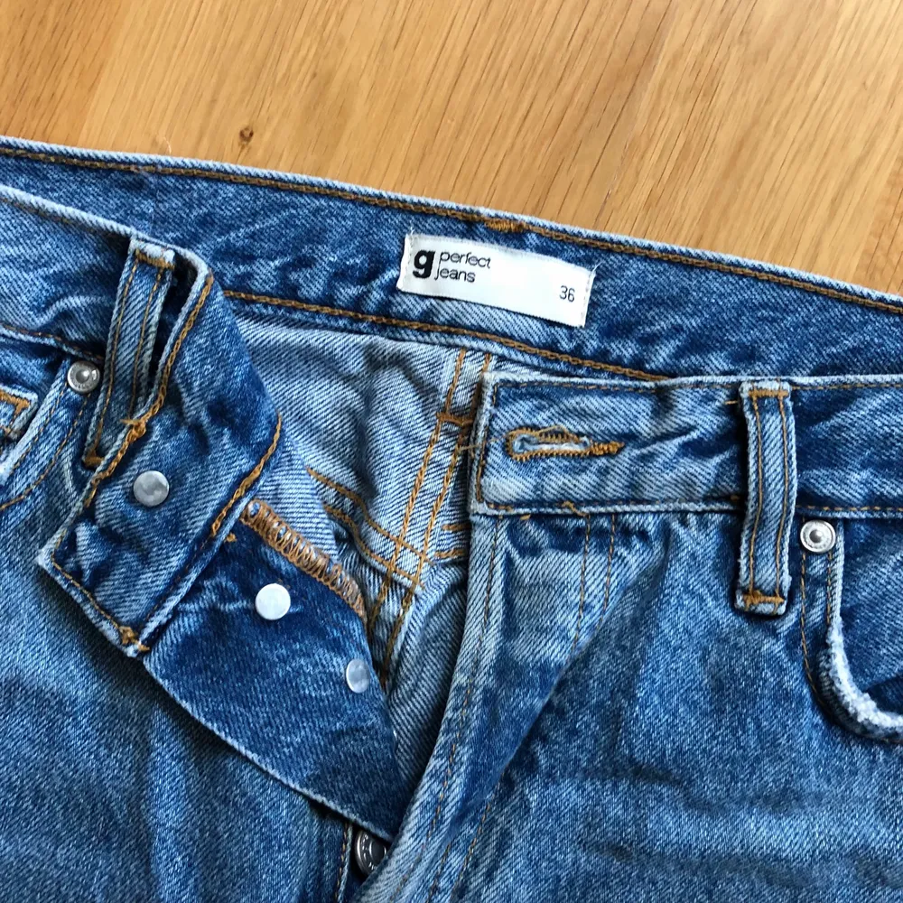 Jättesnygga jeans från Gina tricot! Aldrig använda, då de har varit för små för mig. Storlek 36, men en liten 36a!🦋🦋 materialet är riktigt jeans, inte så mycket stretch!😇. Jeans & Byxor.