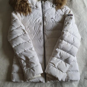 Tommy Hilfiger jacka - Varm och skön vinterjacka från Tommy Hilfiger i strl M. Avtagbar päls samt så kan man ta av hela huvan. Nypris ca. 2200kr