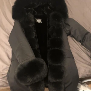 Äkta pälsjacka - Jag säljer min Fatima parka jacka köpt från butik Garoff för 4000 kr🥰 Använd fåtal gånger och säljer på grund av att jag inte tycker jag passar i den! Kan mötas upp i Stockholm!