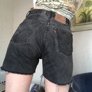 Levi’s shorts - Dessa va mina favvoshorts läääänge. Så fin färg på dessa avklippta levi’s✨ storleken är bortsliten men runt midjan är dom 73 cm! Jag har storlek s