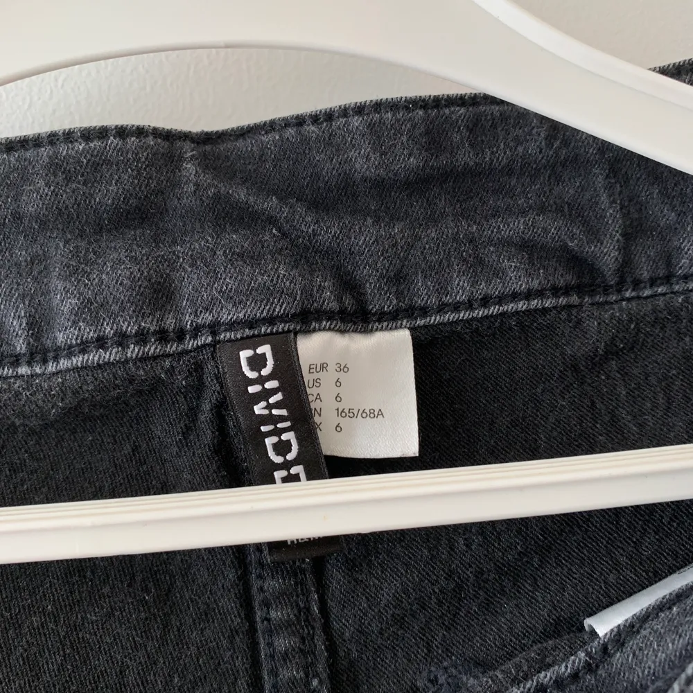 Svarta shorts från h&m. Storlek 36, mjukt och skönt jeanstyg. Kan mötas upp i Vellinge & malmö / köparen står för frakten. . Shorts.
