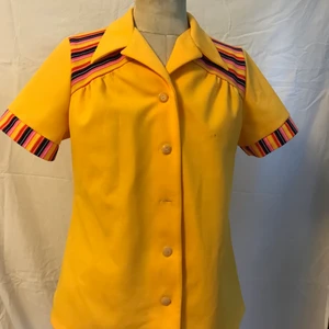 Blus - 60 talsstil, skulle säga strl 40 men det finns ingen lapp kvar. En knapp mitt på magen saknas men lätt att åtgärda. 