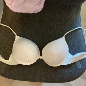 Shein bikinitopp - Bikiniöverdel från Shein. Storlek L. Tyvärr så va den för liten på kupan för mig men verkligen superfin annars. Slå till 💛