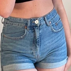 Jeans shorts - Jeans shorts i storlek 36. Använda endast ett fåtal gånger och säljer pga att den är lite för små för mig. Lite mom jeans style typ