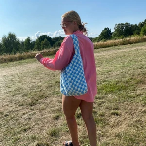 Virkad väska  - Säljer denna fina virkade väska som jag själv har virkat! Vid intresse eller frågor skicka gärna DM så svarar jag så snabbt jag kan!🥰