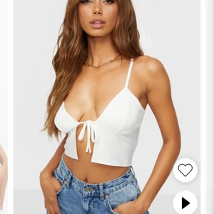 Topp - Super söt vit topp med knytning fram till