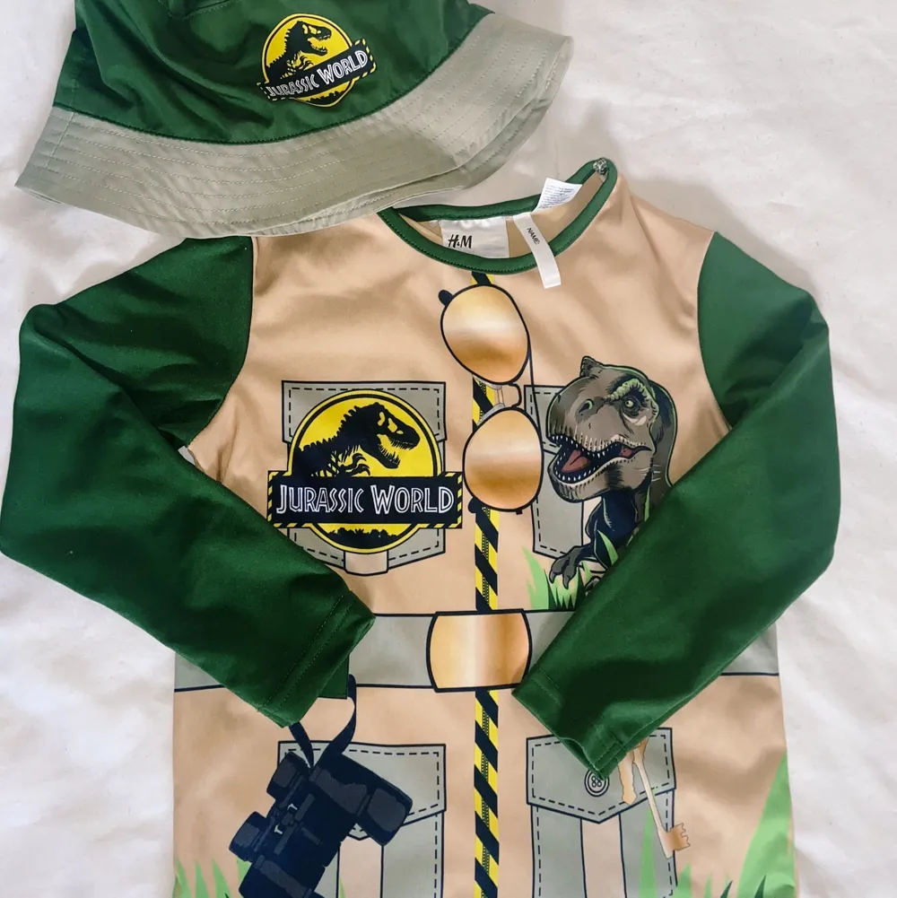 These shirts are in very good condition . The green shirt comes with the Summer hat, green shirt is just worn one time, because it was small for my child. other two shirts are also in good condition.. Skjortor.