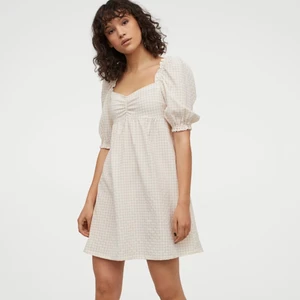 Klänning  - Klänning från HM. Aldrig använd. Helt ny! Inköpt för ca 2 veckor sedan, borttagna lappar! Storlek 50, motsvarande L/ XL