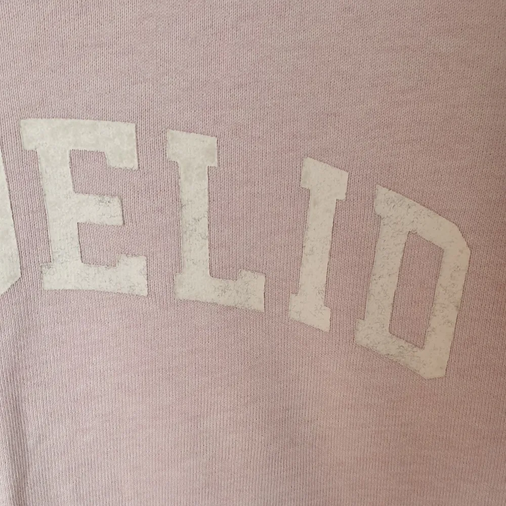 Ljusrosa sweatshirt från Bondelid köpt från MQ (MARQET)💗 Bokstäverna har lite damm på sig (bild 2) 😊  Använd, men i bra skick. Nypris: 499kr. Hoodies.