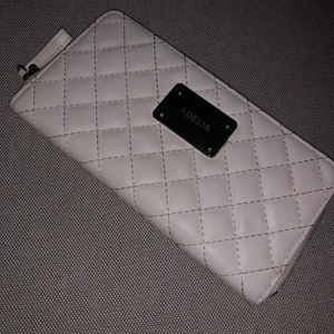 Plånbok - Säljer min fina plånbok som aldrig kommer till användning. Jätte bra skick då den aldrig är använd! Tveka inte att höra av er vid frågor💕Ansvarar ej för postens slarv