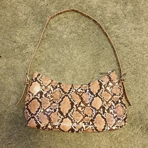 Väska - Liten axelväska med innerficka, köpt på Nelly! Har inte använt den så mycket, säjler fär har för många väskor♡ :) (frakt inkl. i pris)