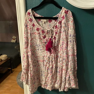 Blommig blus  - -Blommig blus 🌸 -Inte mycket använd  -Säljes då den är förliten -Blommig  -Storlek S eller 36-38  -Frakt priset varierar beroende på om man vill ha det spårbart eller inte 💌🌸