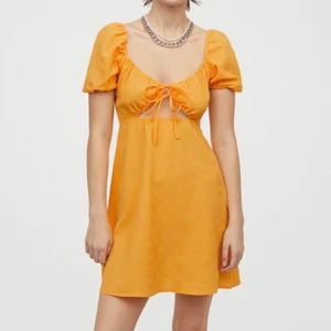 Klänning  - Orange super fin klänning från hm som tyvärr it har kommit till användning då jag har andra klänningar jag föredrar. Klänningen är oanvänd med lappen kvar. Storlek 38💕