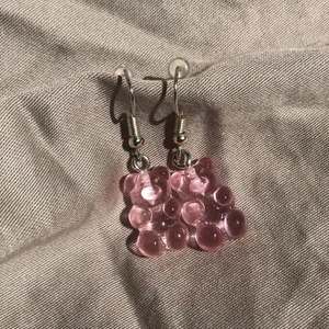 Rosa gummibjörns örhängen  - Dom är nyckelfria, har gjort dom själv. Har en egen small business: jewerly_by__me 