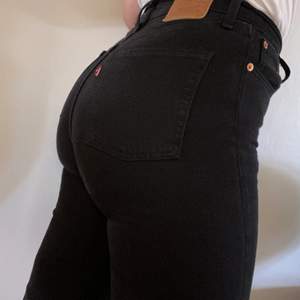 Supersköna och snygga jeans från Levis, modell ribcage straight ankle. Storlek W26 L27, har dock sprättat sömmen för att göra dem lite längre. Köpa för ca ett och ett halvt år sedan och har varit mina favoriter men är nu för små. Hoppas någon annan kan få användning av dem🥰 Kan skickas mot frakt eller mötas upp i Gbg 🌟
