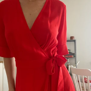 Klänning från & other stories  - Jättefin röd omlottklänning ifrån &other stories❤️ Strl 36! Knappt använd och i jättefint skick! Buda i dm  eller köp direkt för 300kr+frakt! Högsta bud just nu 200kr+frakt 