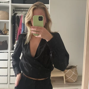 Svart omlott blus i satin - Svart blus som är superfin. (köpt från BikBok)