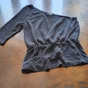One arm glitter fest ttop  - En glitter one arm top som är bra till summer och användade en gång o mycket bra skick och passar s_ m