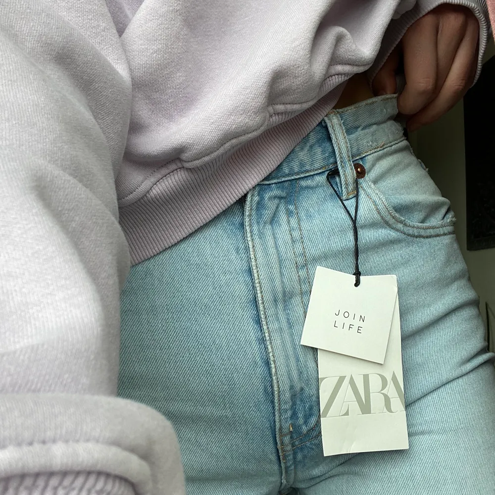 Långa blåa jeans från Zara, aldrig använda. Köpta för 399kr. Höga i midjan och långa i benen. Du kan själv klippa dom i vilken längd du vill. Skriv om du vill se fler bilder 💗💗. Jeans & Byxor.