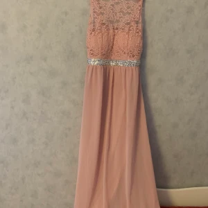 Fin balklänning storlek M - Använd en kväll men hängt i garderoben sen dess. 