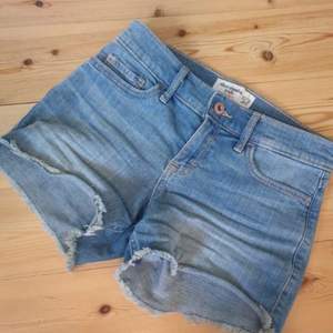 Lågmidjade shorts från ambercrombie. Knappt använda på grund av att de är för små. Priset går att diskuteras. Köparen står för frakt.