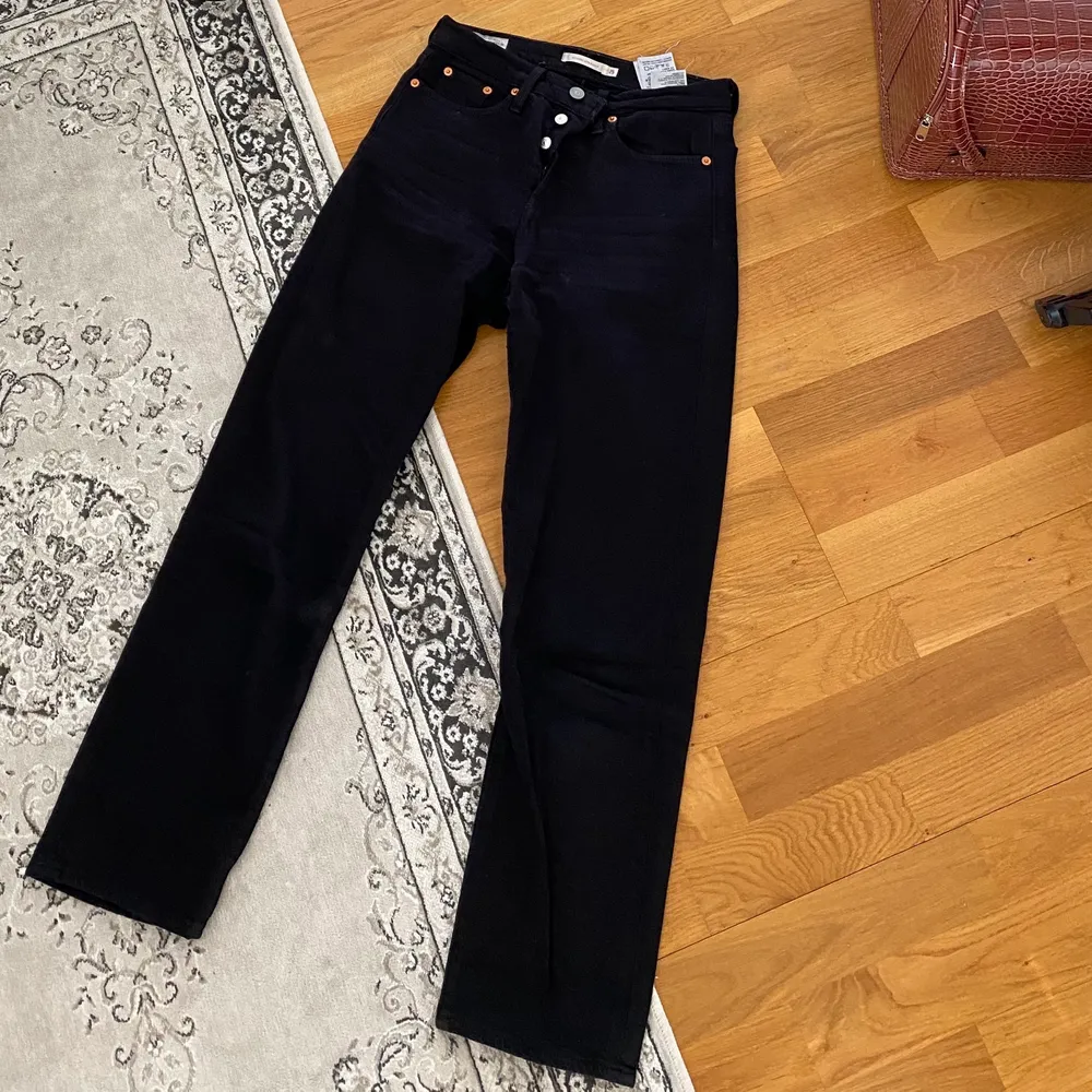 Ett par svarta jeans från levis i modellen wedgie straight. Dom är väldigt mjuka och sköna i materialet. Jag är 168 cm med ganska långa ben och har vanligtvis storlek s !:) . Jeans & Byxor.