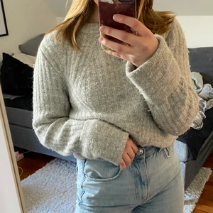 Stickad - Säljer denna gråa stickade tröja från hm i strl S. Armarna är lite vida, supermysig till sommaren att dra över en klänning! 