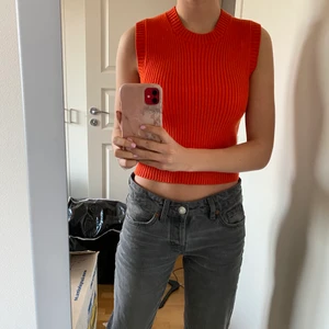 Stickad tröja från zara - Orange jätteskön stickad tröja från Zara. Helt oanvänd med lappen kvar. Jättefin att både ha som på bild eller med en t-shirt under. Den är i storlek L men är liten i storleken så passar jättebra på mig som har storlek XS i vanliga fall!