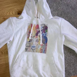 the cool elephant hoodie - Säljer min snygga the cool elephant hoodie som jag köpte i december🤍den väl använd men ändå jättebra skick! 100+frakt (om det ser fläckigt ut är det pga min kamera)