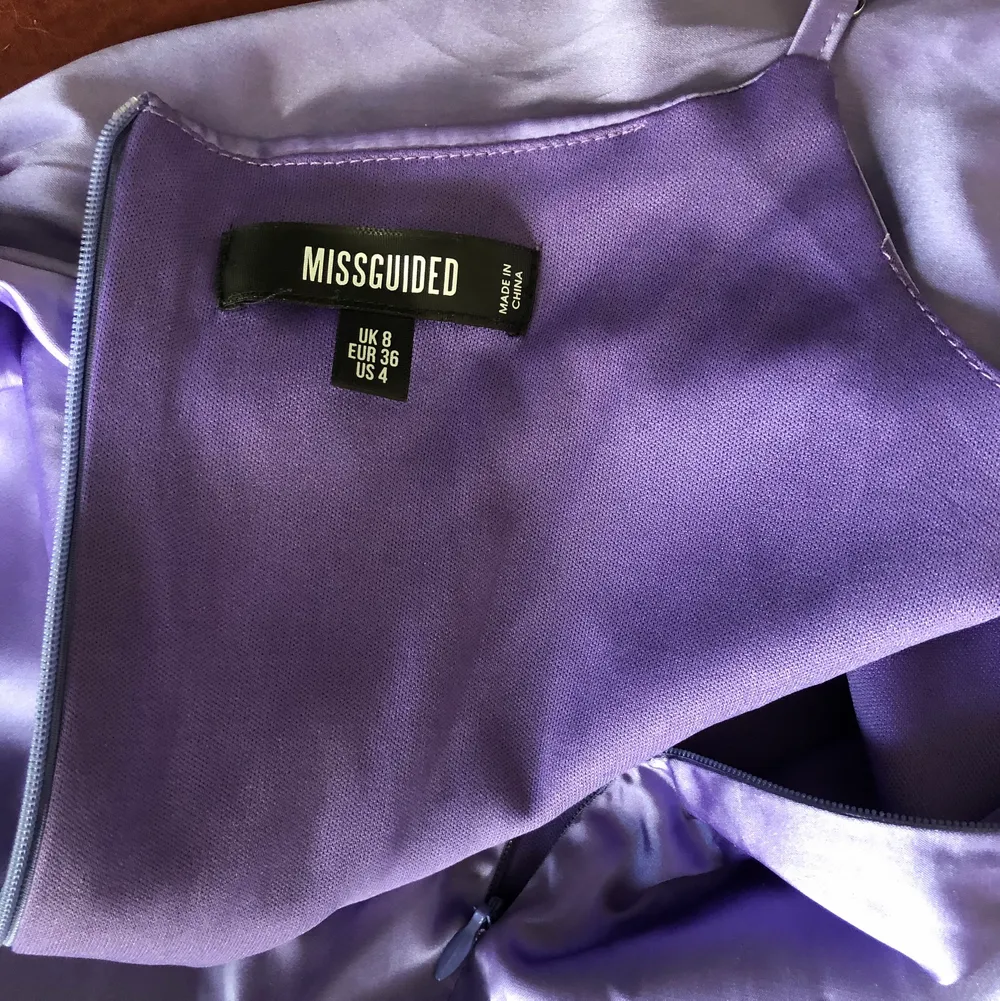 Satin klänning från Missguided i en så fräsch färg! Har tyvärr bara kommit till användning en gång hos mig, vid snabb affär kan jag stå för frakten!💜. Klänningar.