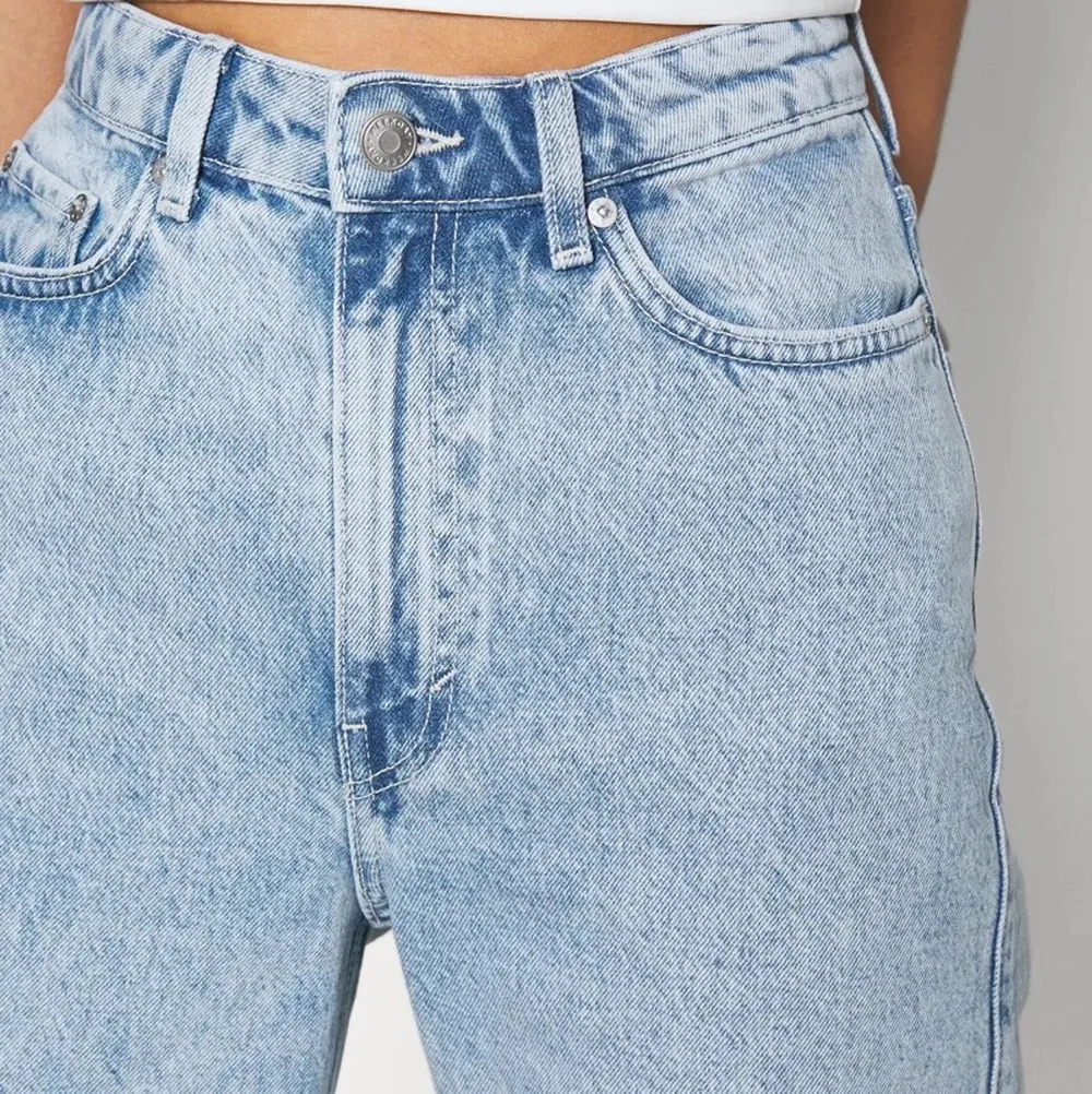 Jeans från weekday i modellen “rowe extra high straigh jeans” sitter jättefint och är som nya!  Säljer då de tyvärr blivit försmå, skriv för fler bilder.. Jeans & Byxor.