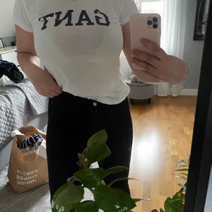 Vit Gant T-shirt  - Jag säljer denna vita Gant t-shirt. Den kommer från ett rökfritt hem och tvättas alltid innan den skickas och har du fler frågor är de bara att höra av dig.