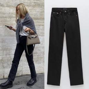 Assnygga slutsålda svarta raka zara jeans (på bilden burna av Josefine HJ). St 36. NYSKICK och aldrig använda.