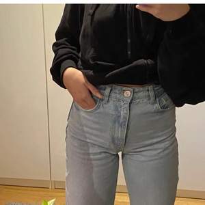 Jeans som är lite för tajta för min smak och som ej kommer till användning! Eu32🐸