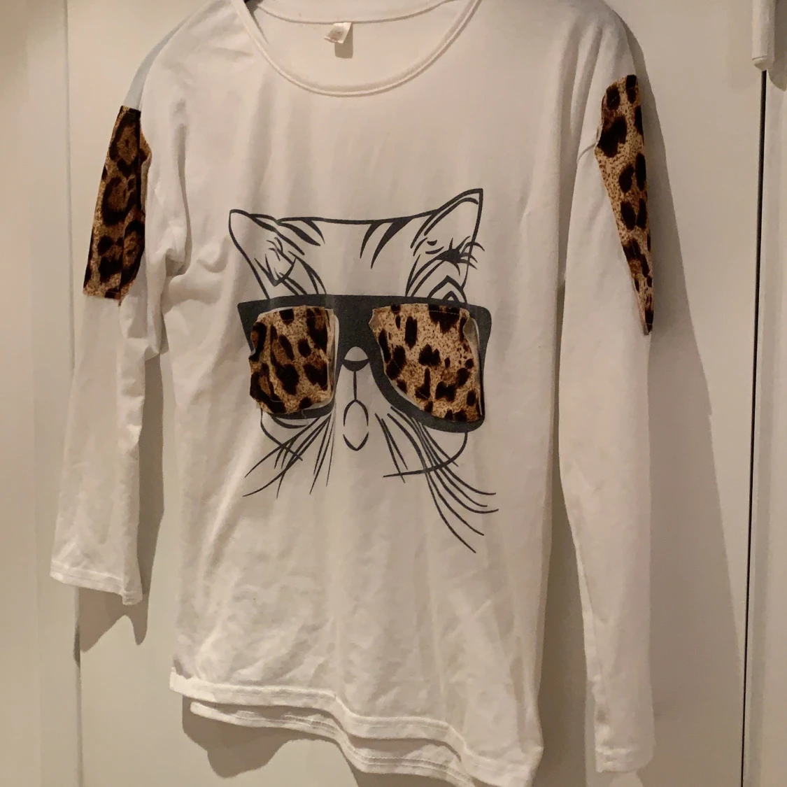 Långärmad vit tröja med leo inslag 