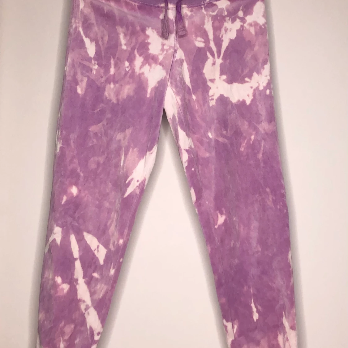 đMjukisbyxor lila dye dieđ