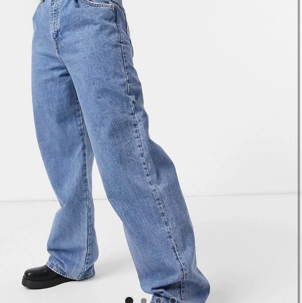 Helt nya jeans från pull&bear. . Jeans & Byxor.