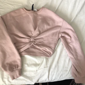Croppad H&M tröja storlek XS - Jättefin croppad tröja från H&M med Knut detalj. Skön passform och väldigt bekväm. 