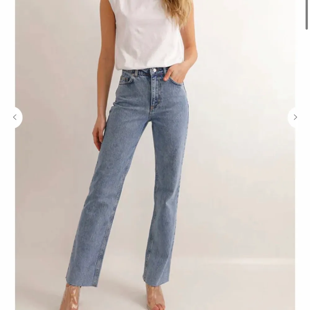 Säljer ett par jätte fina raka jeans i en skit snygg ljus blå färg från chiquell. Dom kmr aldrig till användning längre tyvär💗 storlek 36/S. Det är ett snöre vid midjan på insidan av Jeans så man kan beställa hur tajt dom ska sitta där. Köpta flr 500kr säljer för 250+frakt🥰. Jeans & Byxor.