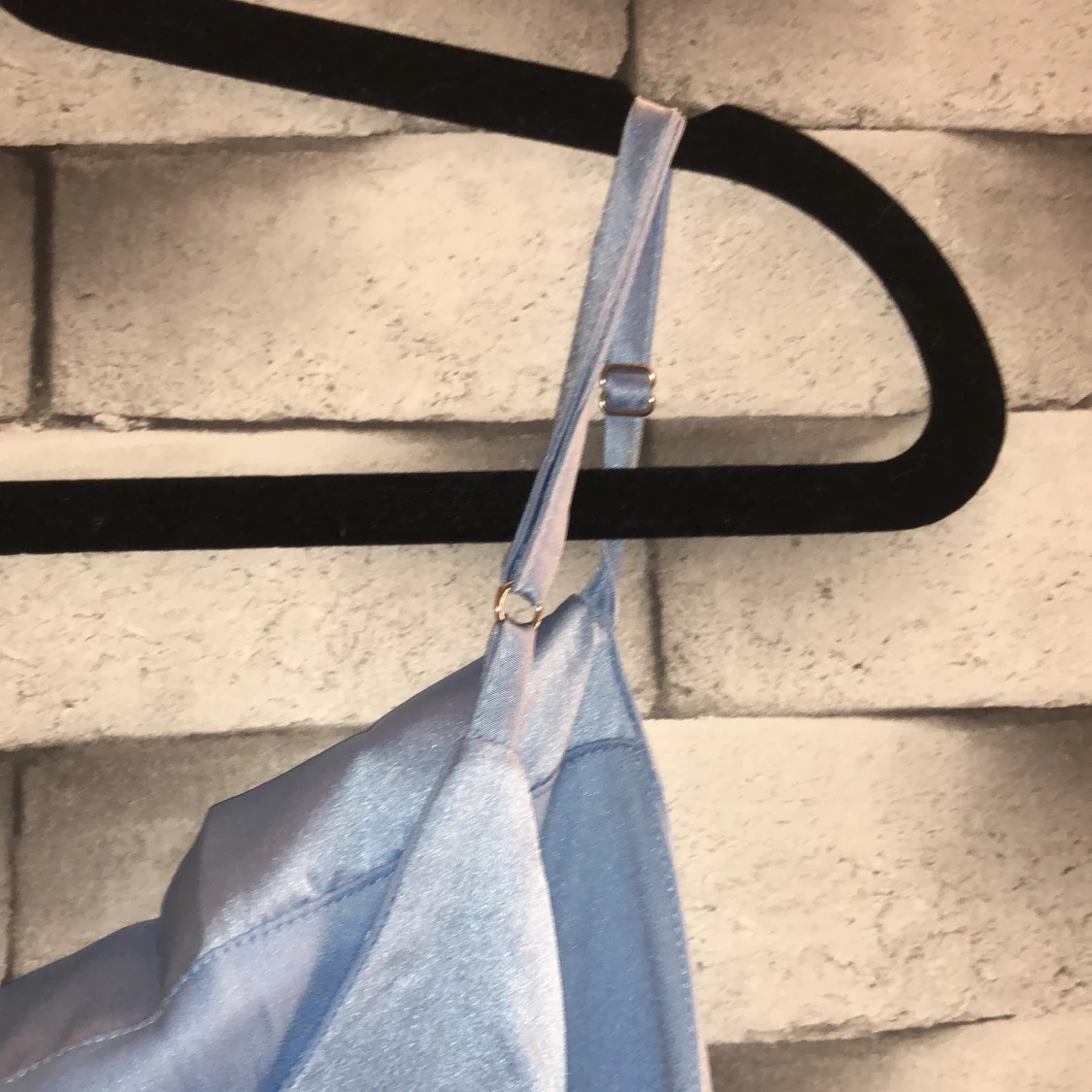 Blå satinklänning från missguided - 91