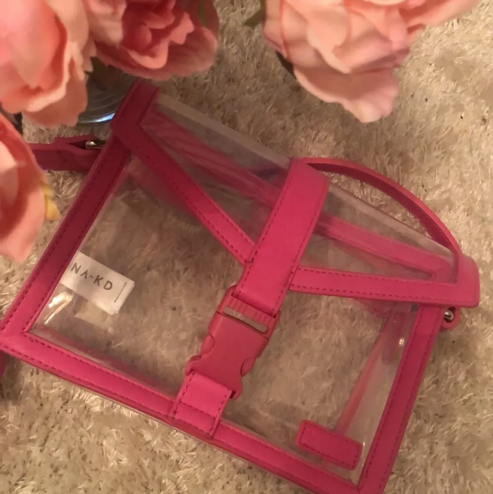 💕Transparent rosa väska från NA-KD, använd en gång på en utekväll. . Nypris 399kr💕. Väskor.