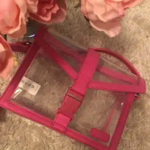 💕Transparent rosa väska från NA-KD, använd en gång på en utekväll. . Nypris 399kr💕
