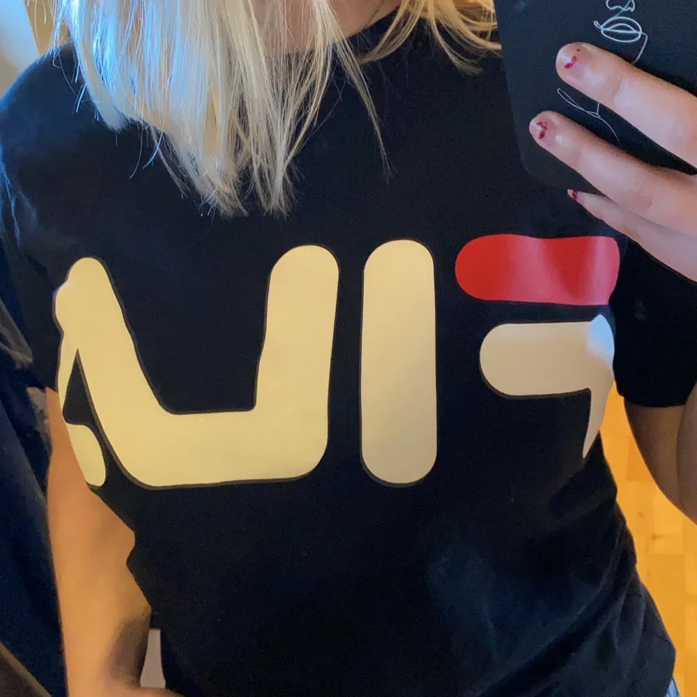 Säljer min Fila t-shirt då den är lite liten för mig. Den är i fint skick. T-shirts.