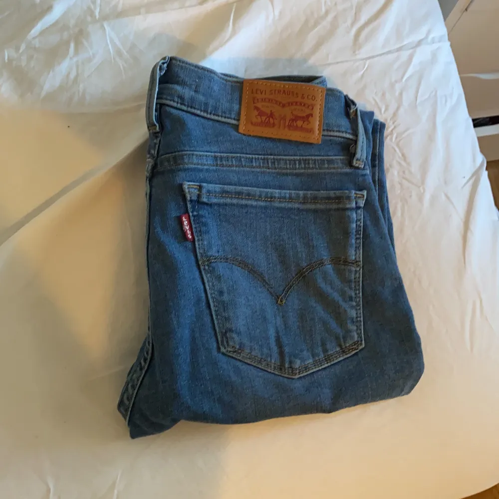 Helt nya levis jeans super skinny 710! Sällsynt storlek 26/28. Dem är aldrig använda, endast prövade 1-2 ggr. Säljs billigt.. Jeans & Byxor.