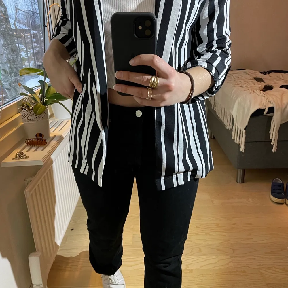 Så fin randig blazer i tunnt material peeeerfekt till sommaren 🤍🤍🤍🤍 Lite kortare i armarna! . Kostymer.